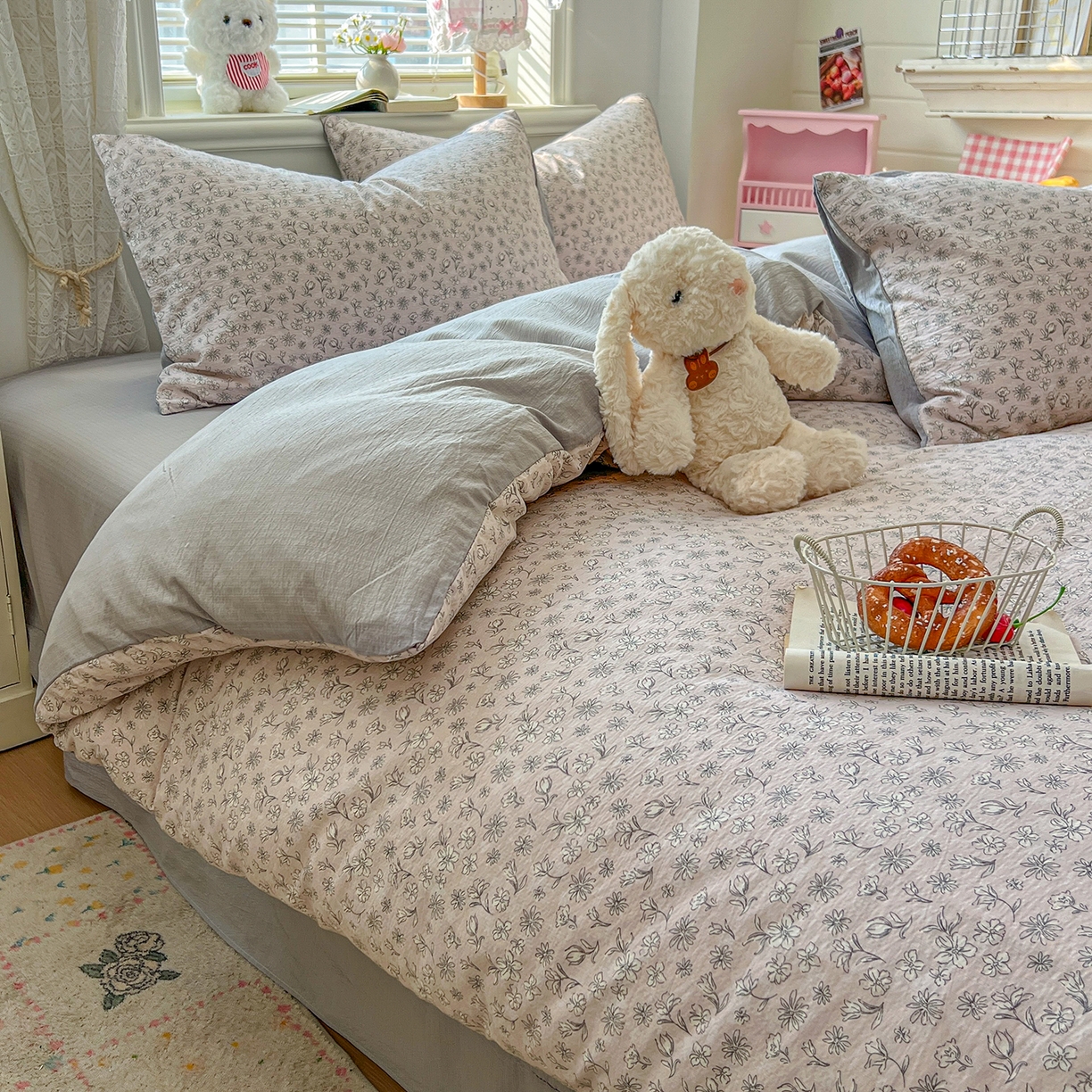 91家纺网 家纺一手货源 找家纺 金梦拉家纺 2026春夏新款云感双层纱皱皱纱系列四件套 花畔里