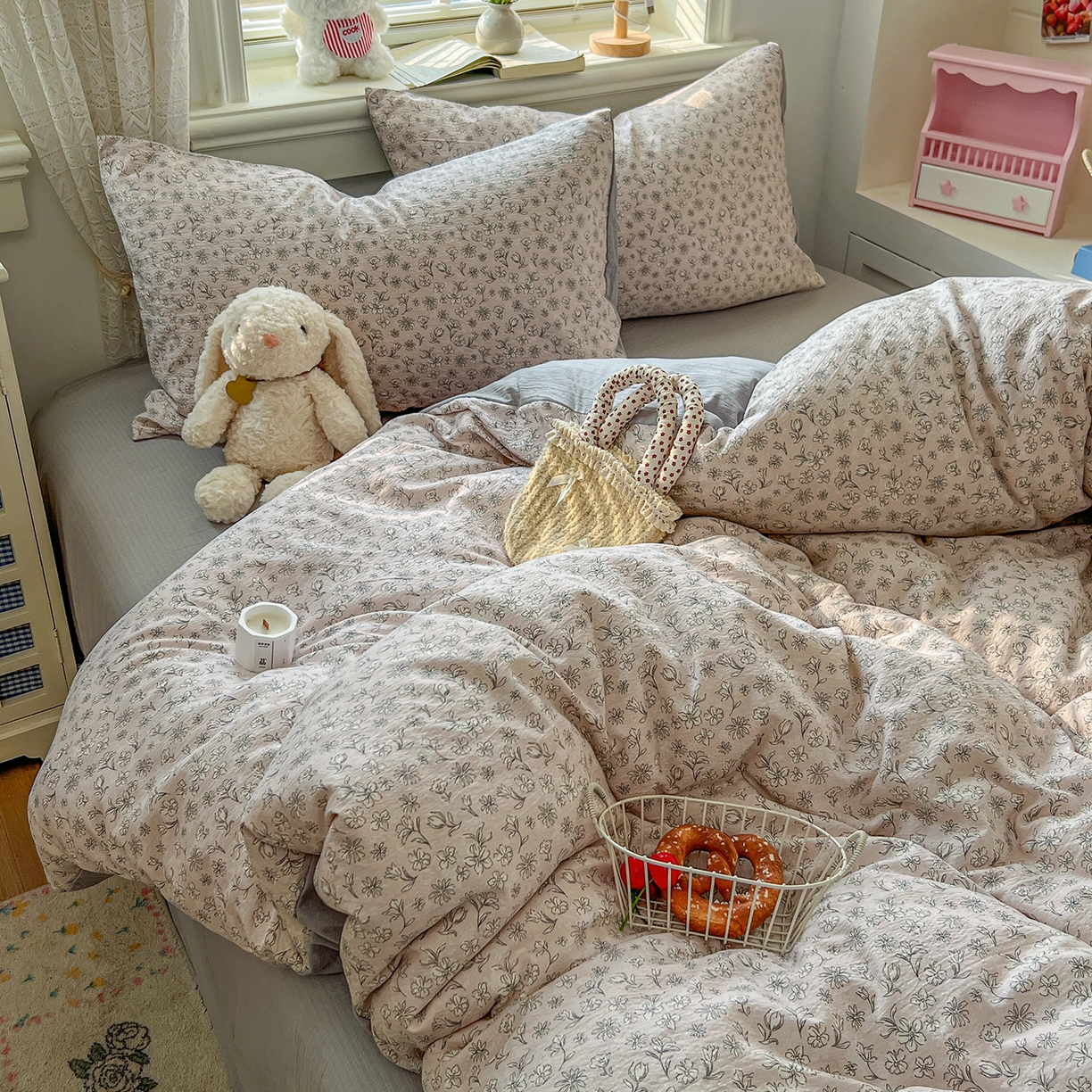 91家纺网 家纺一手货源 找家纺 金梦拉家纺 2026春夏新款云感双层纱皱皱纱系列四件套 花畔里