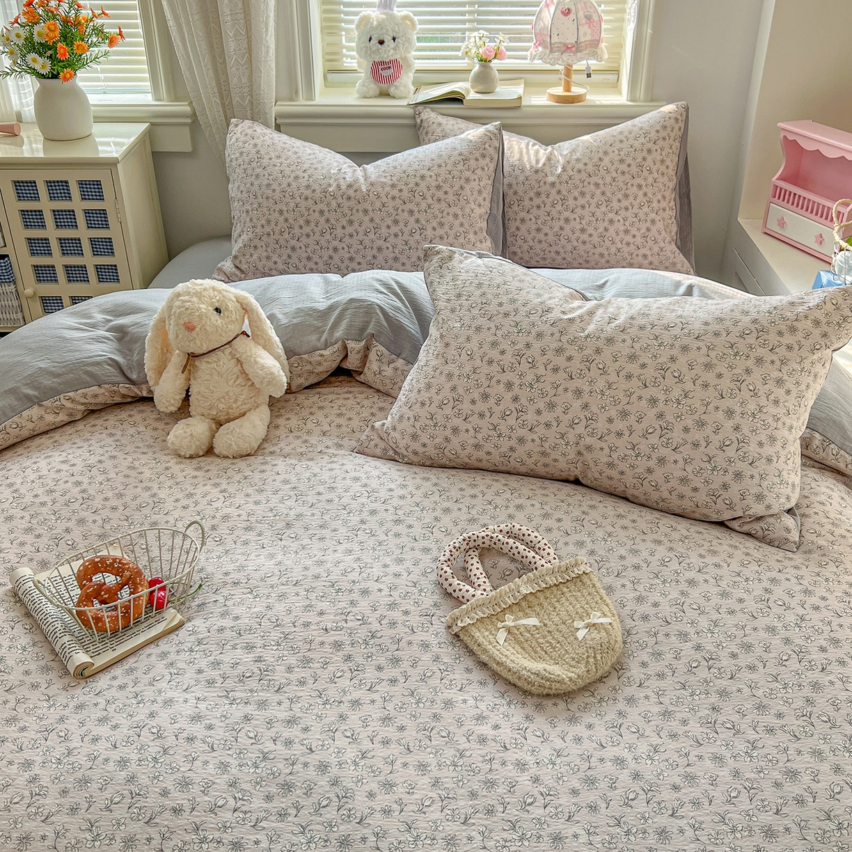 91家纺网 家纺一手货源 找家纺 金梦拉家纺 2026春夏新款云感双层纱皱皱纱系列四件套 花畔里