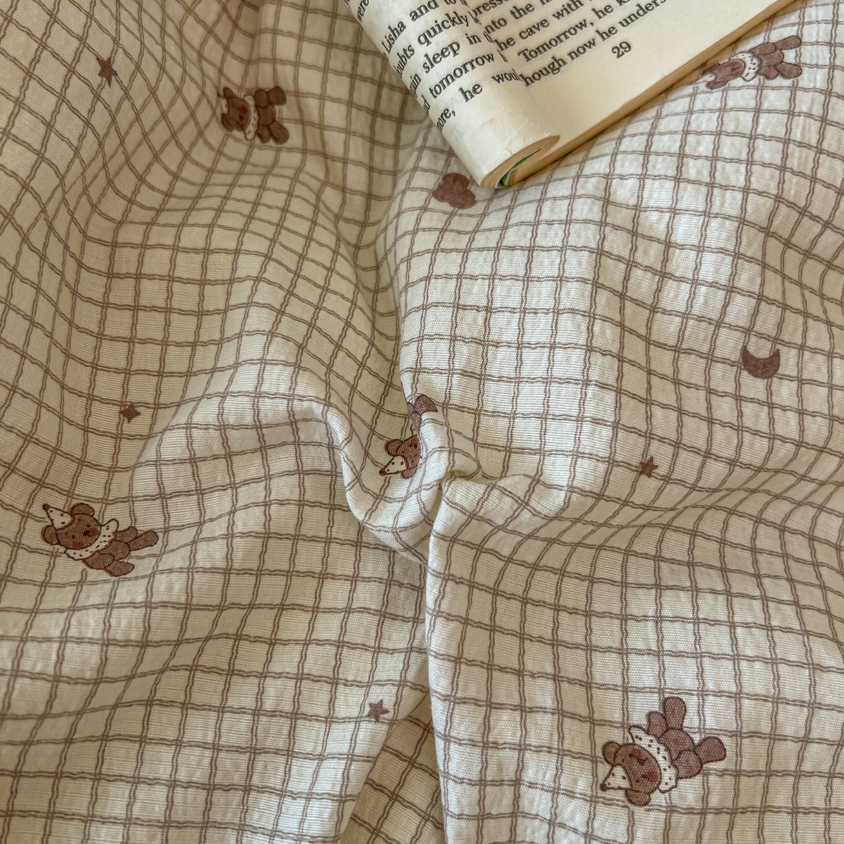 91家纺网 家纺一手货源 找家纺 金梦拉家纺 2026春夏新款云感双层纱皱皱纱系列四件套 可爱熊熊