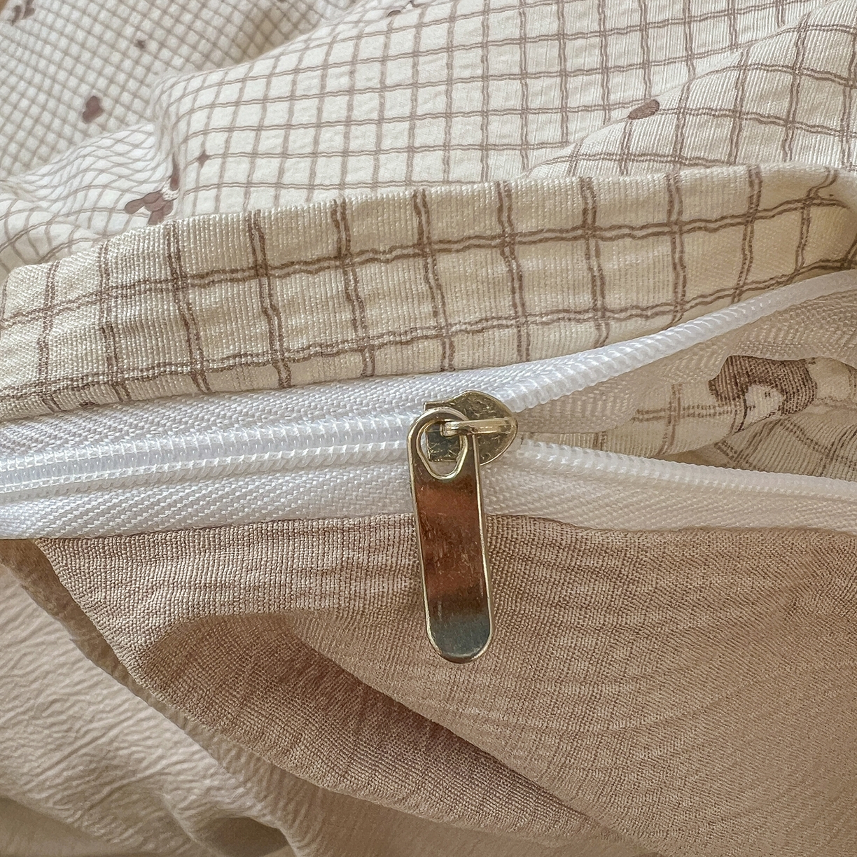 91家纺网 家纺一手货源 找家纺 金梦拉家纺 2026春夏新款云感双层纱皱皱纱系列四件套 可爱熊熊