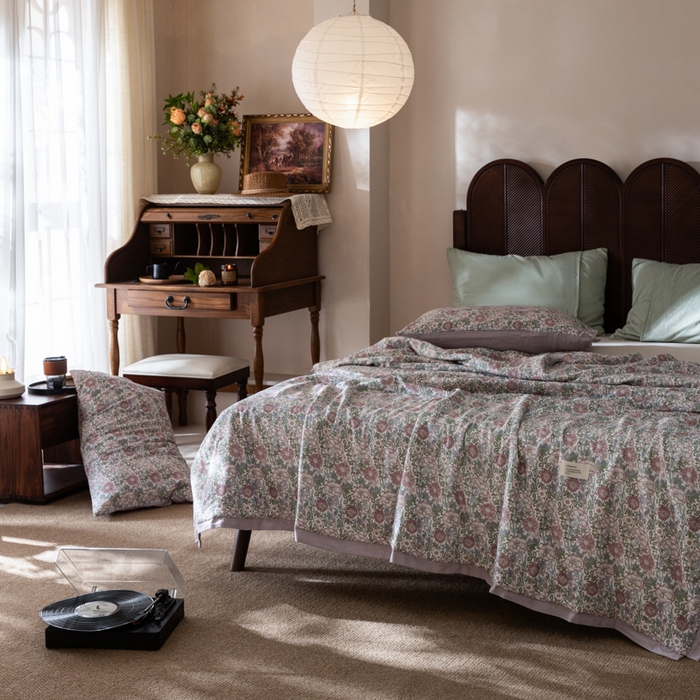 91家纺网 家纺一手货源 找家纺 大彩家居 2026新款全棉双层纱夏被 丁香圆舞曲