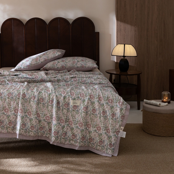 91家纺网 家纺一手货源 找家纺 大彩家居 2026新款全棉双层纱夏被 丁香圆舞曲