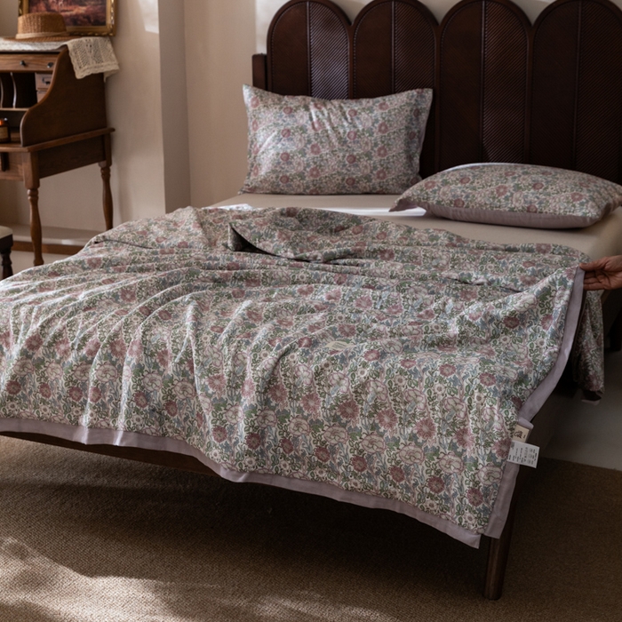 91家纺网 家纺一手货源 找家纺 大彩家居 2026新款全棉双层纱夏被 丁香圆舞曲