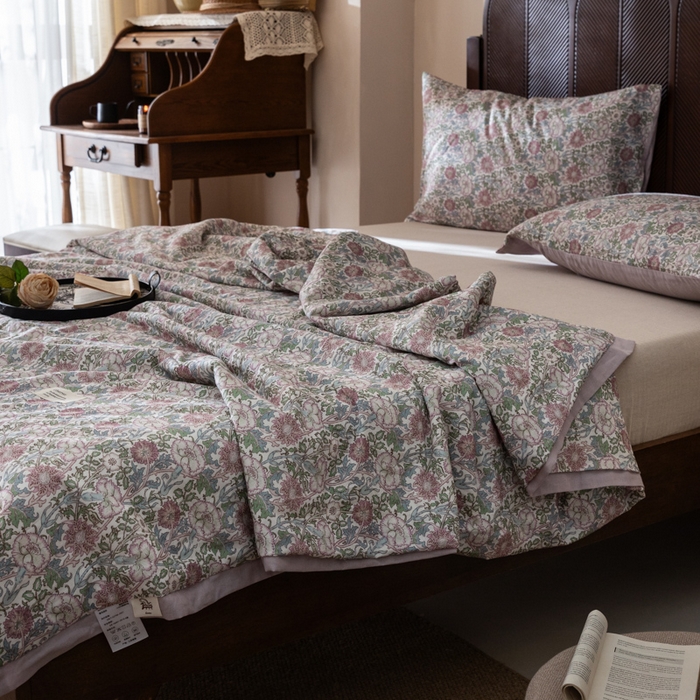 91家纺网 家纺一手货源 找家纺 大彩家居 2026新款全棉双层纱夏被 丁香圆舞曲