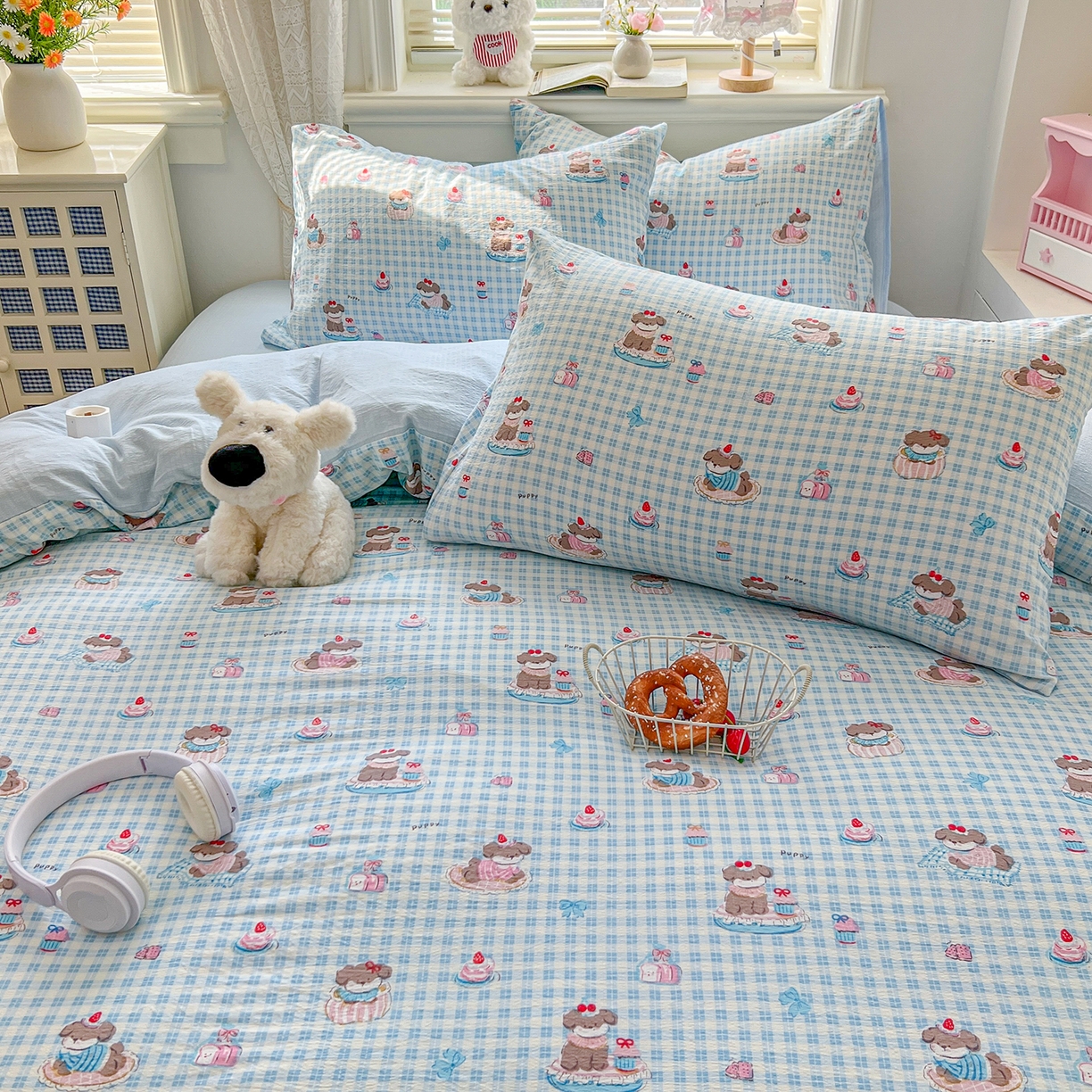 91家纺网 家纺一手货源 找家纺 金梦拉家纺 2026春夏新款云感双层纱皱皱纱系列四件套 蓝格蛋糕熊