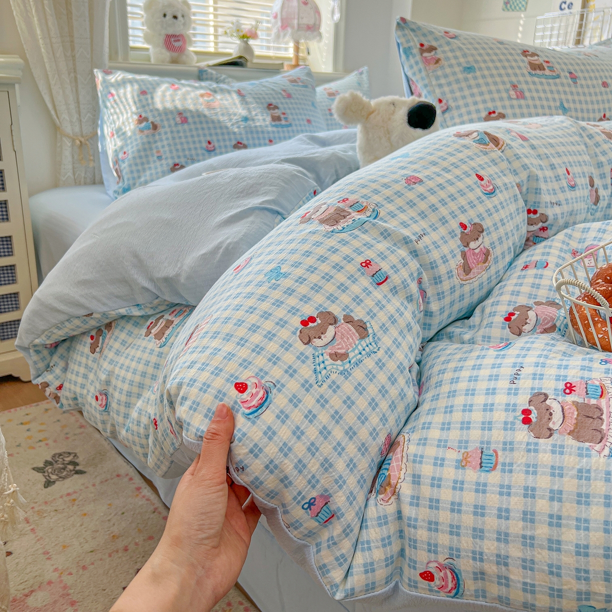 91家纺网 家纺一手货源 找家纺 金梦拉家纺 2026春夏新款云感双层纱皱皱纱系列四件套 蓝格蛋糕熊