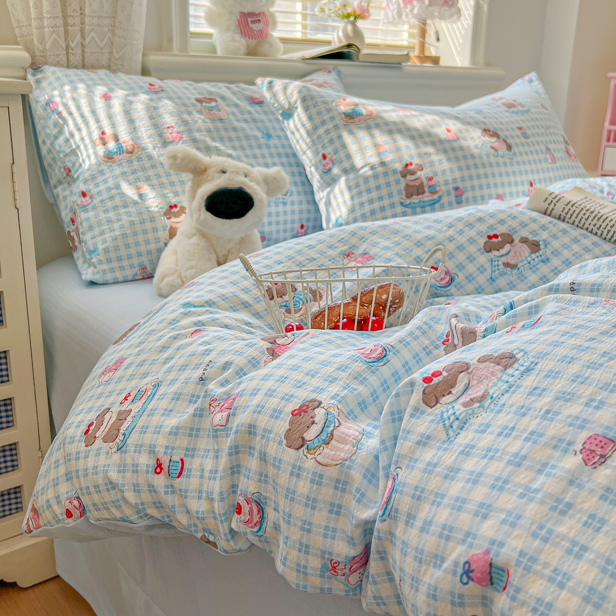 91家纺网 家纺一手货源 找家纺 金梦拉家纺 2026春夏新款云感双层纱皱皱纱系列四件套 蓝格蛋糕熊