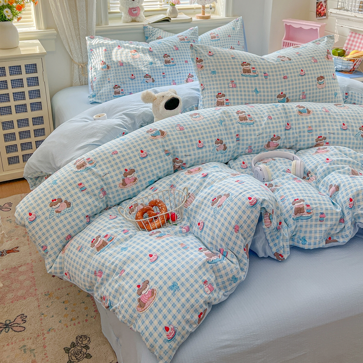 91家纺网 家纺一手货源 找家纺 金梦拉家纺 2026春夏新款云感双层纱皱皱纱系列四件套 蓝格蛋糕熊