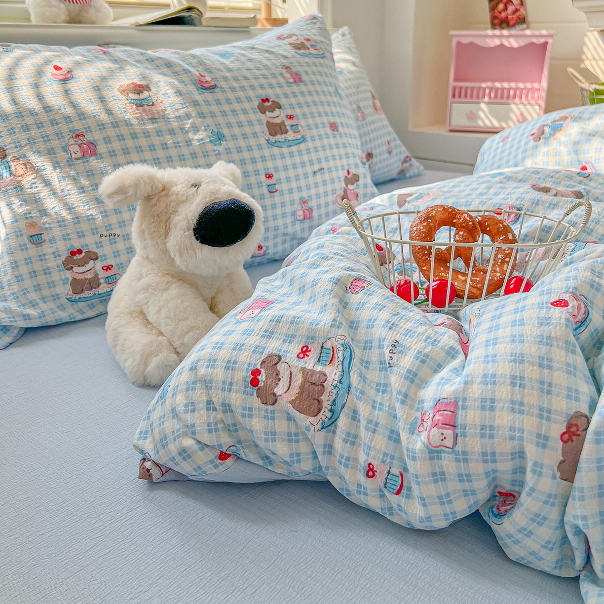 91家纺网 家纺一手货源 找家纺 金梦拉家纺 2026春夏新款云感双层纱皱皱纱系列四件套 蓝格蛋糕熊