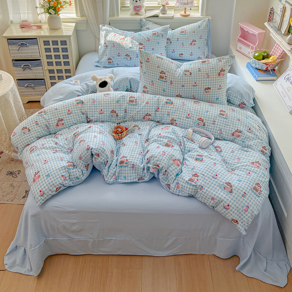 91家纺网 家纺一手货源 找家纺 金梦拉家纺 2026春夏新款云感双层纱皱皱纱系列四件套 蓝格蛋糕熊