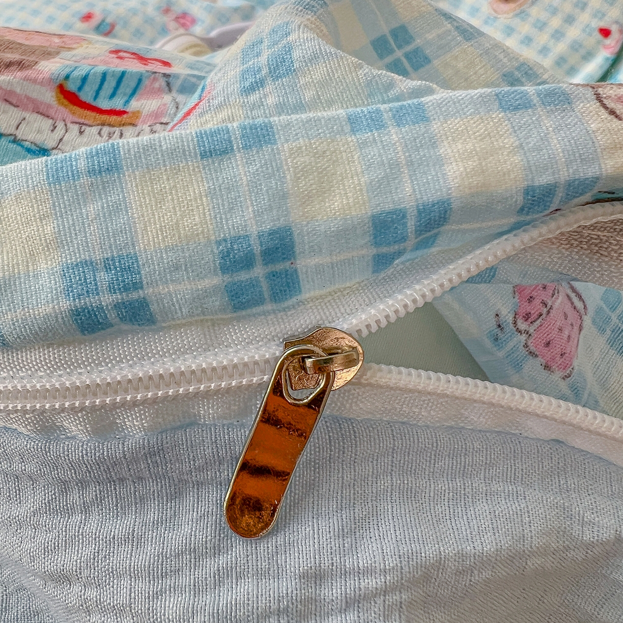 91家纺网 家纺一手货源 找家纺 金梦拉家纺 2026春夏新款云感双层纱皱皱纱系列四件套 蓝格蛋糕熊