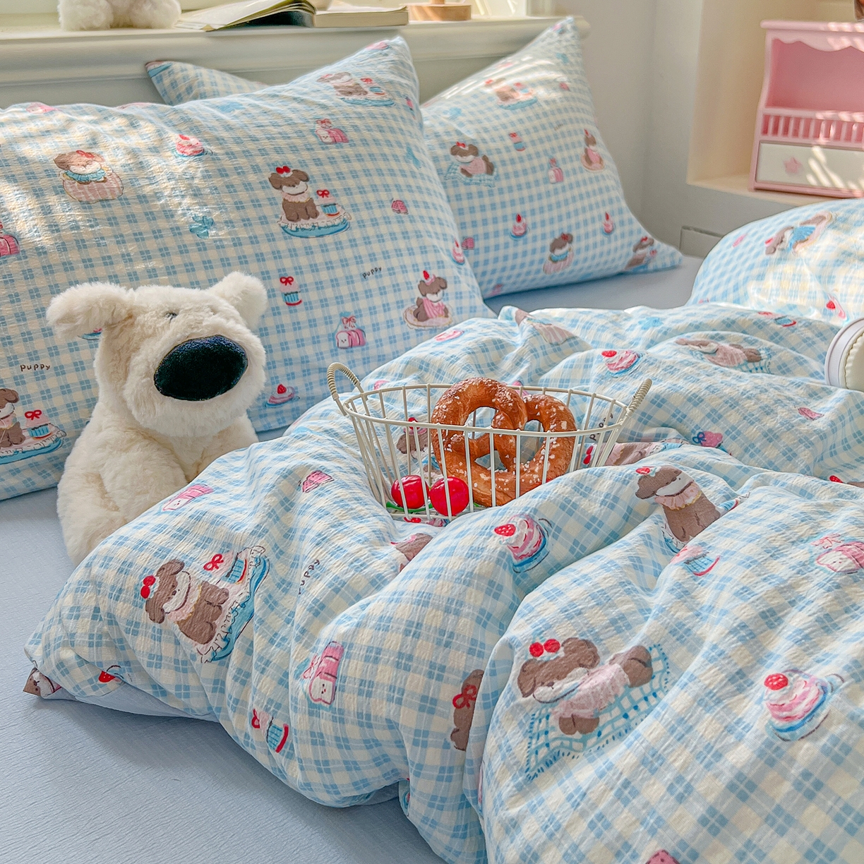 91家纺网 家纺一手货源 找家纺 金梦拉家纺 2026春夏新款云感双层纱皱皱纱系列四件套 蓝格蛋糕熊