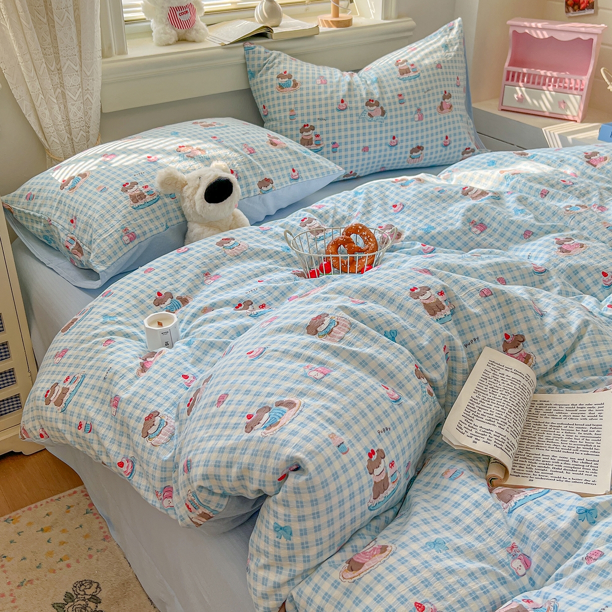 91家纺网 家纺一手货源 找家纺 金梦拉家纺 2026春夏新款云感双层纱皱皱纱系列四件套 蓝格蛋糕熊