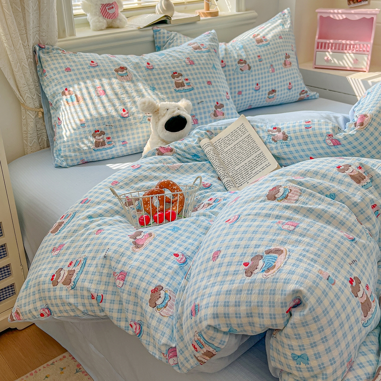 91家纺网 家纺一手货源 找家纺 金梦拉家纺 2026春夏新款云感双层纱皱皱纱系列四件套 蓝格蛋糕熊