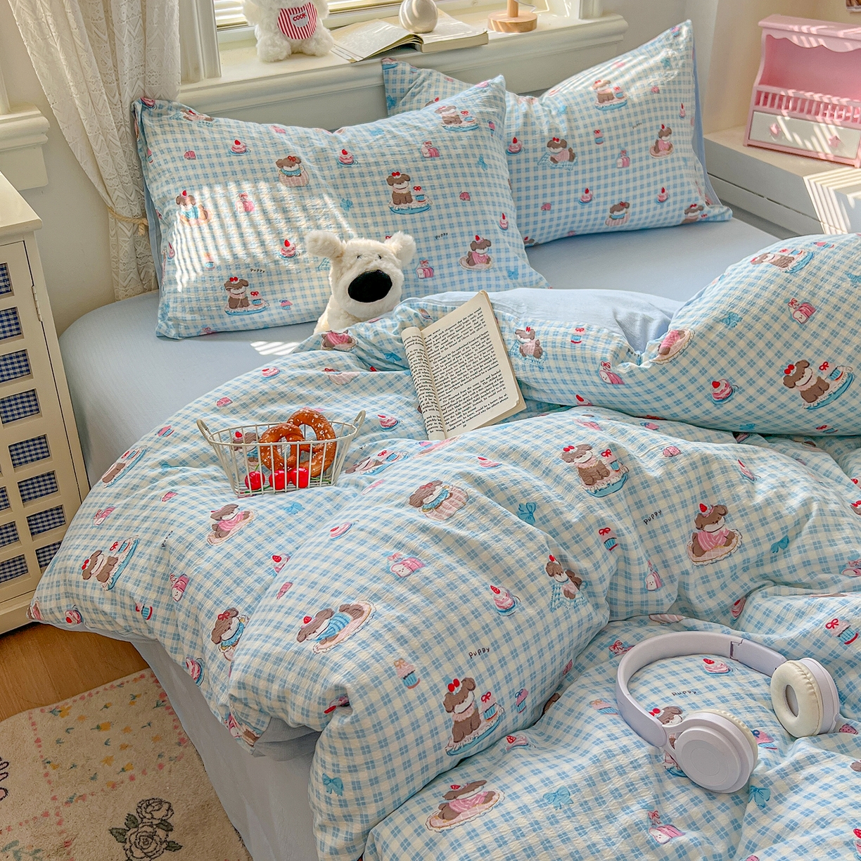 91家纺网 家纺一手货源 找家纺 金梦拉家纺 2026春夏新款云感双层纱皱皱纱系列四件套 蓝格蛋糕熊