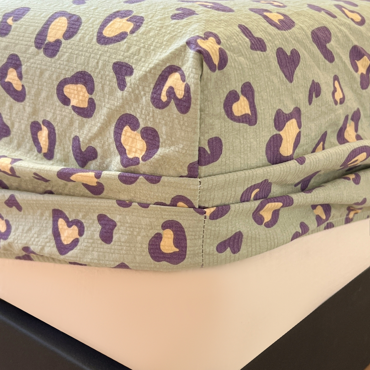 91家纺网 家纺一手货源 找家纺 韩巢家纺 2026新款豹纹泡芙纱单床笠热销款防滑床笠单件床笠单品 绿调豹纹心