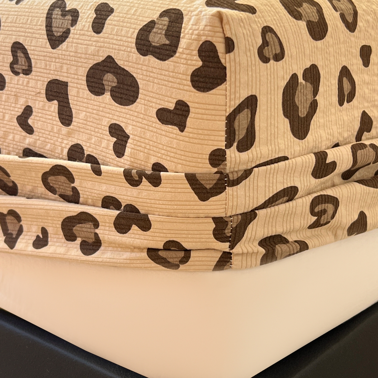 91家纺网 家纺一手货源 找家纺 韩巢家纺 2026新款豹纹泡芙纱单床笠热销款防滑床笠单件床笠单品 咖调豹纹心