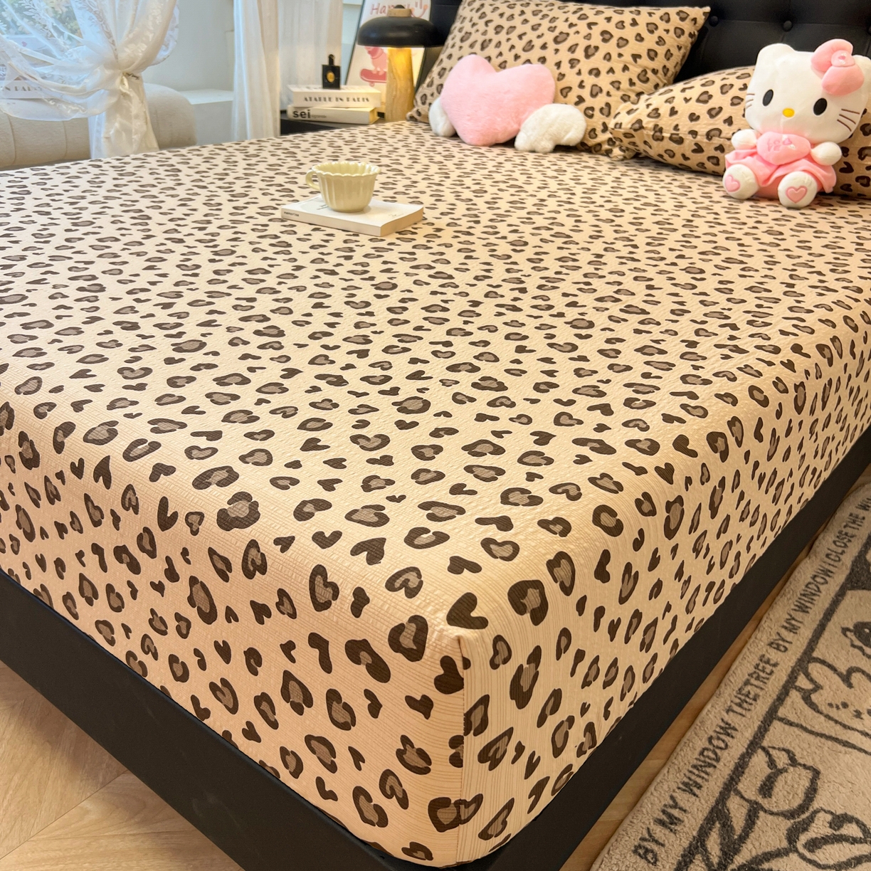 91家纺网 家纺一手货源 找家纺 韩巢家纺 2026新款豹纹泡芙纱单床笠热销款防滑床笠单件床笠单品 咖调豹纹心