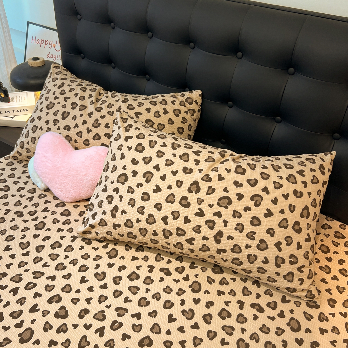 91家纺网 家纺一手货源 找家纺 韩巢家纺 2026新款豹纹泡芙纱单床笠热销款防滑床笠单件床笠单品 咖调豹纹心