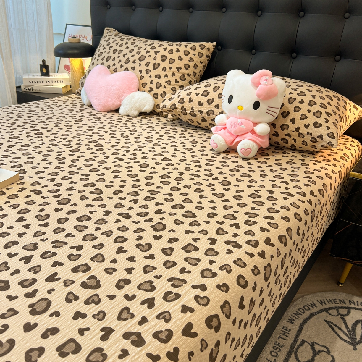 91家纺网 家纺一手货源 找家纺 韩巢家纺 2026新款豹纹泡芙纱单床笠热销款防滑床笠单件床笠单品 咖调豹纹心