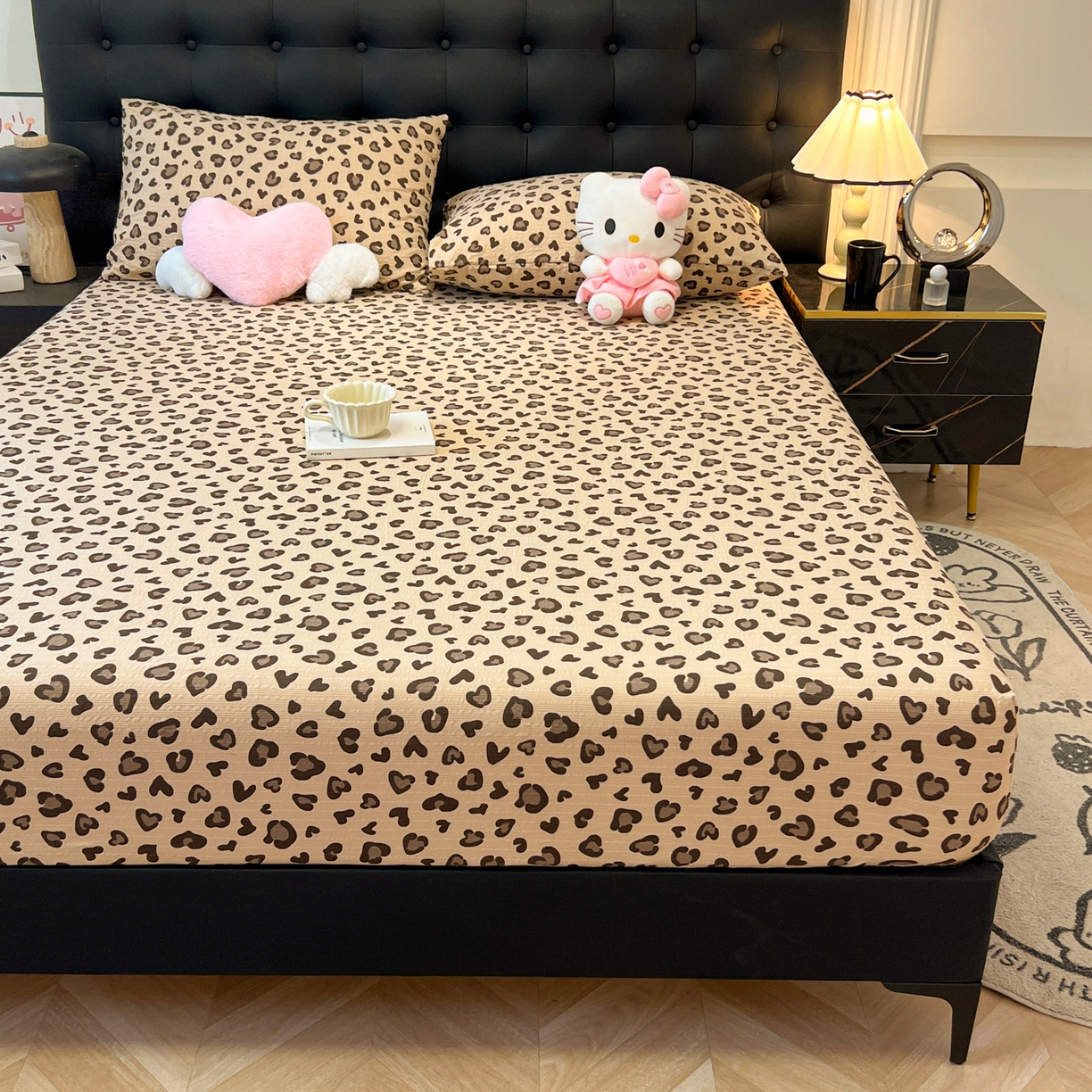 91家纺网 家纺一手货源 找家纺 韩巢家纺 2026新款豹纹泡芙纱单床笠热销款防滑床笠单件床笠单品 咖调豹纹心