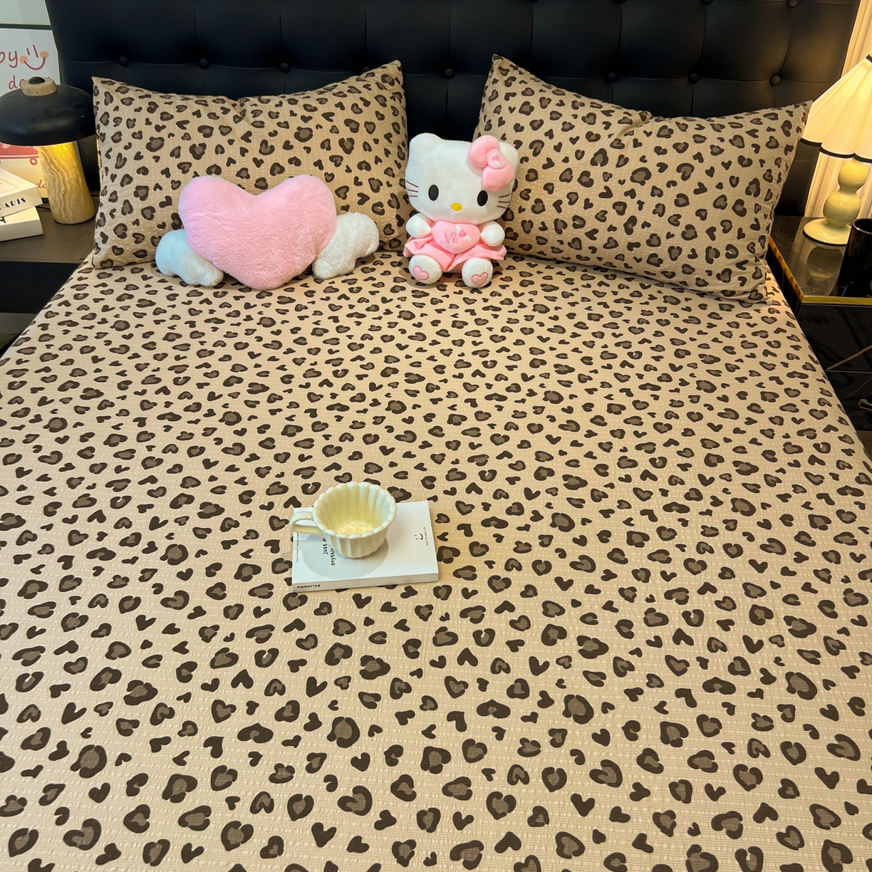 91家纺网 家纺一手货源 找家纺 韩巢家纺 2026新款豹纹泡芙纱单床笠热销款防滑床笠单件床笠单品 咖调豹纹心