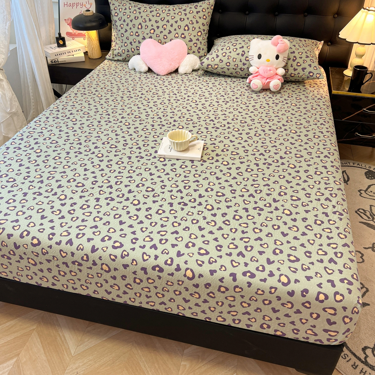 91家纺网 家纺一手货源 找家纺 韩巢家纺 2026新款豹纹泡芙纱单床笠热销款防滑床笠单件床笠单品 绿调豹纹心