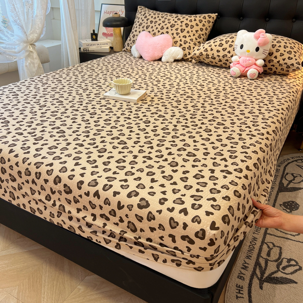 91家纺网 家纺一手货源 找家纺 韩巢家纺 2026新款豹纹泡芙纱单床笠热销款防滑床笠单件床笠单品 咖调豹纹心