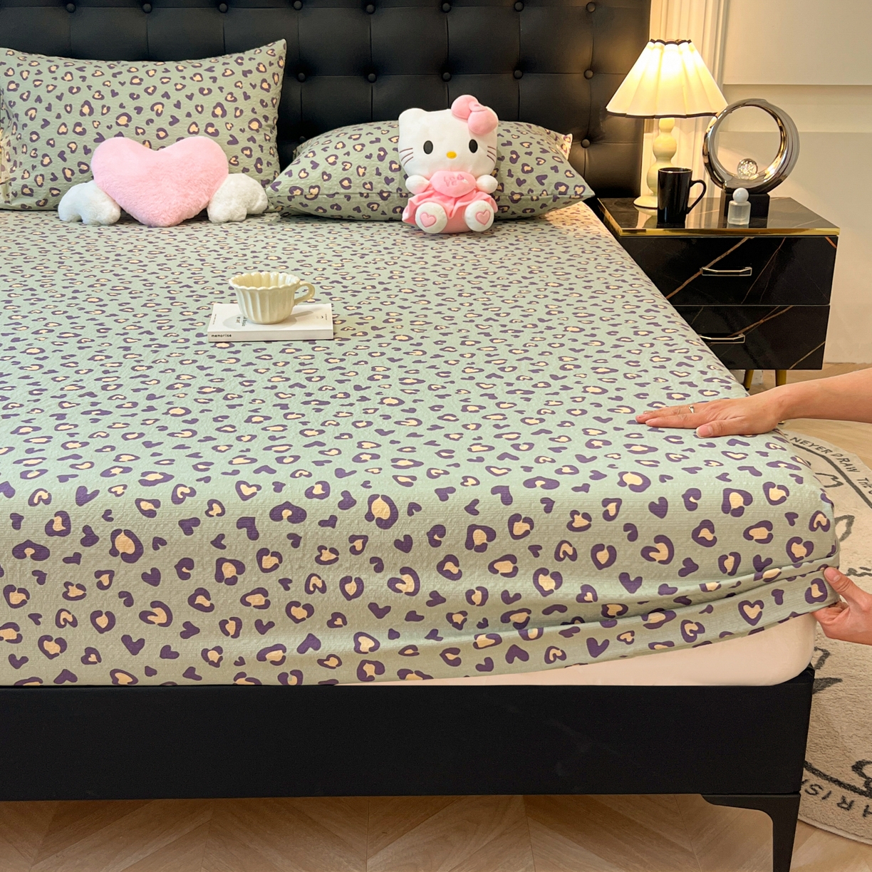 91家纺网 家纺一手货源 找家纺 韩巢家纺 2026新款豹纹泡芙纱单床笠热销款防滑床笠单件床笠单品 绿调豹纹心