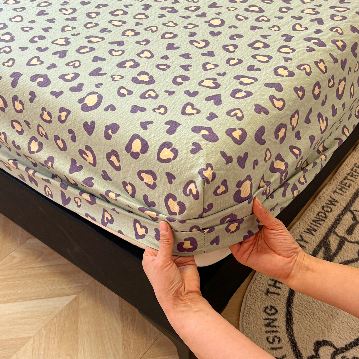 91家纺网 家纺一手货源 找家纺 韩巢家纺 2026新款豹纹泡芙纱单床笠热销款防滑床笠单件床笠单品 绿调豹纹心