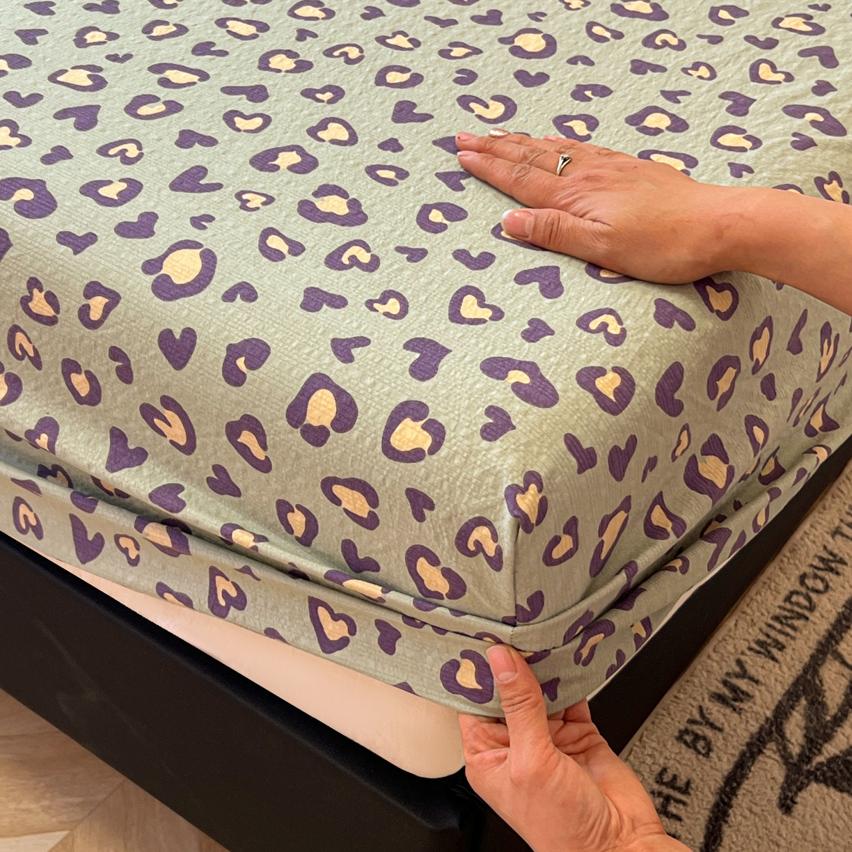 91家纺网 家纺一手货源 找家纺 韩巢家纺 2026新款豹纹泡芙纱单床笠热销款防滑床笠单件床笠单品 绿调豹纹心