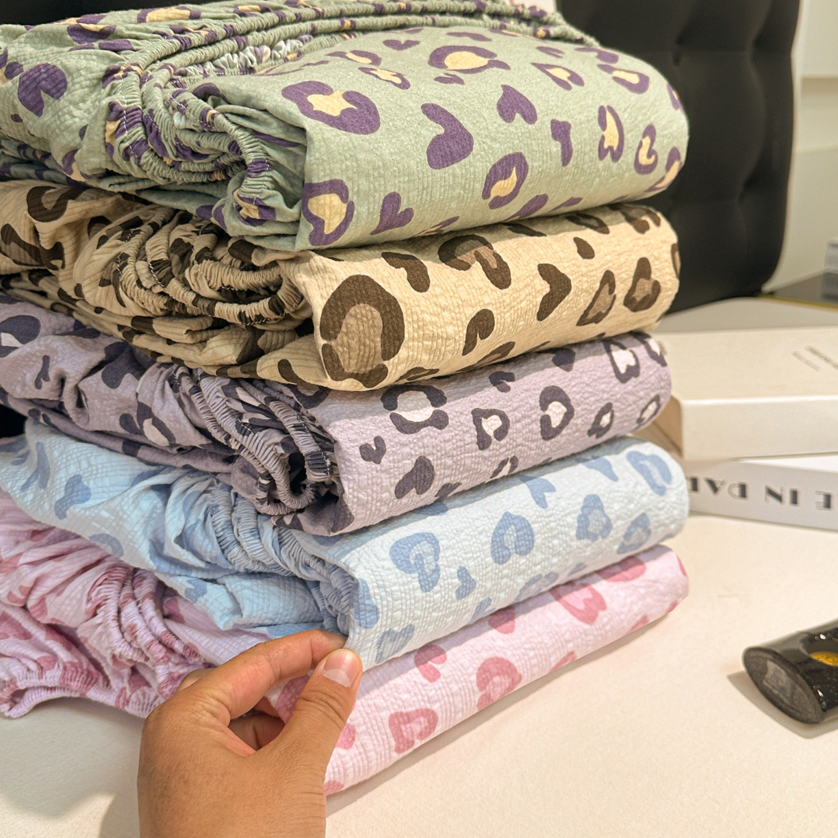 91家纺网 家纺一手货源 找家纺 韩巢家纺 2026新款豹纹泡芙纱单床笠热销款防滑床笠单件床笠单品 组合图仅供参考不可下单