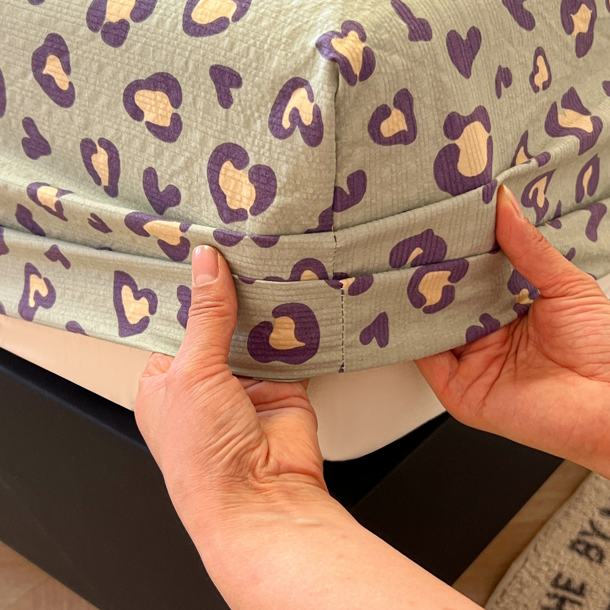 91家纺网 家纺一手货源 找家纺 韩巢家纺 2026新款豹纹泡芙纱单床笠热销款防滑床笠单件床笠单品 绿调豹纹心