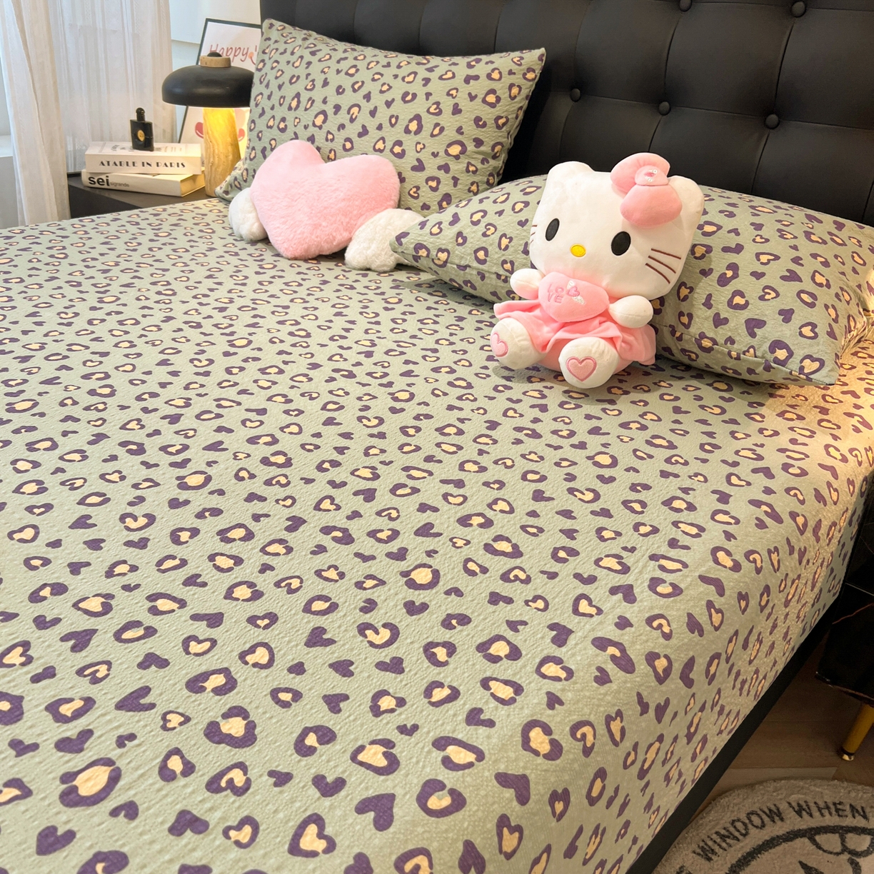 91家纺网 家纺一手货源 找家纺 韩巢家纺 2026新款豹纹泡芙纱单床笠热销款防滑床笠单件床笠单品 绿调豹纹心