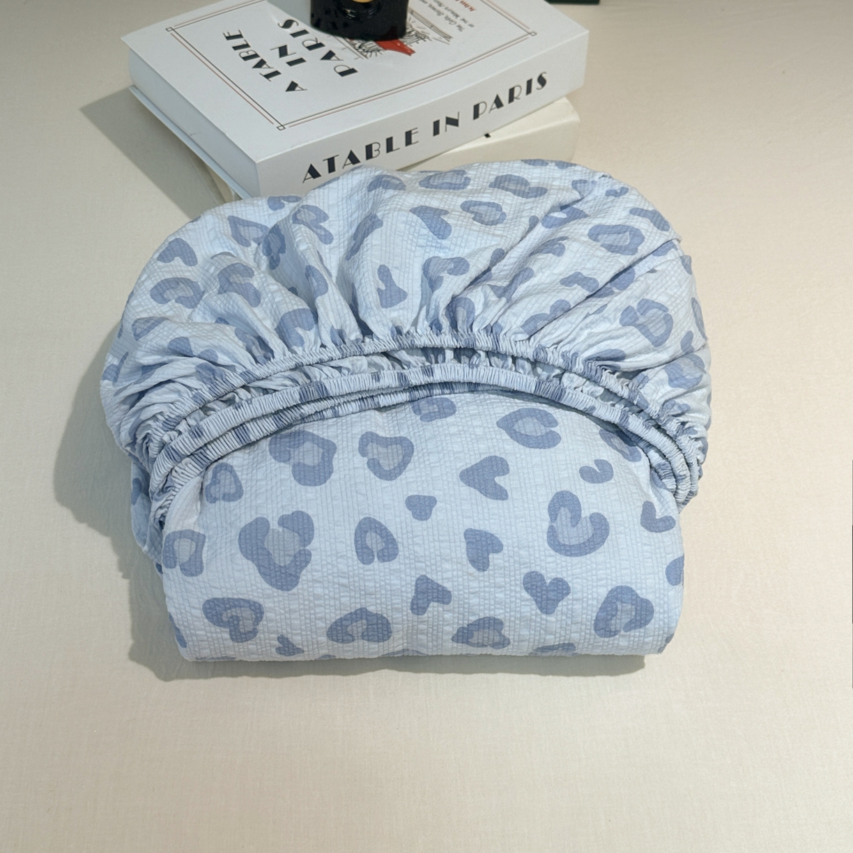 91家纺网 家纺一手货源 找家纺 韩巢家纺 2026新款豹纹泡芙纱单床笠热销款防滑床笠单件床笠单品 蓝调豹纹心