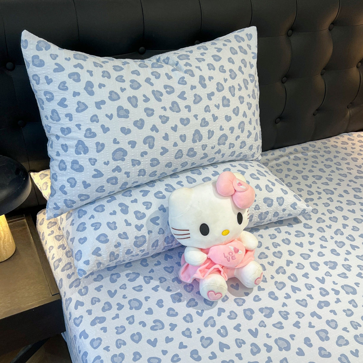 91家纺网 家纺一手货源 找家纺 韩巢家纺 2026新款豹纹泡芙纱单床笠热销款防滑床笠单件床笠单品 蓝调豹纹心