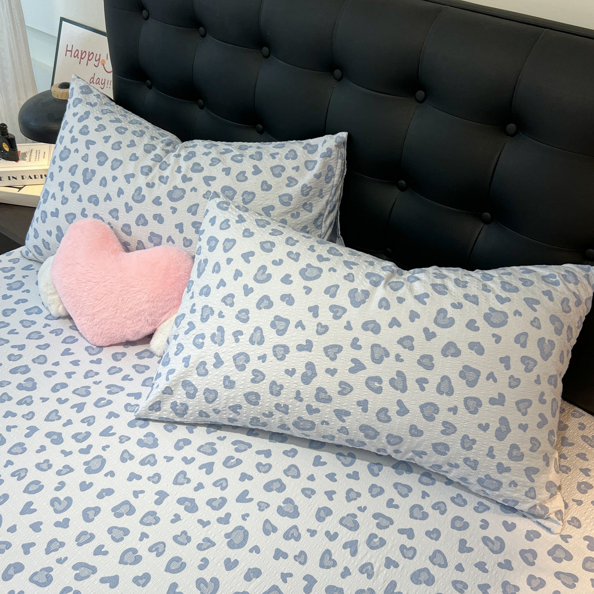 91家纺网 家纺一手货源 找家纺 韩巢家纺 2026新款豹纹泡芙纱单床笠热销款防滑床笠单件床笠单品 蓝调豹纹心