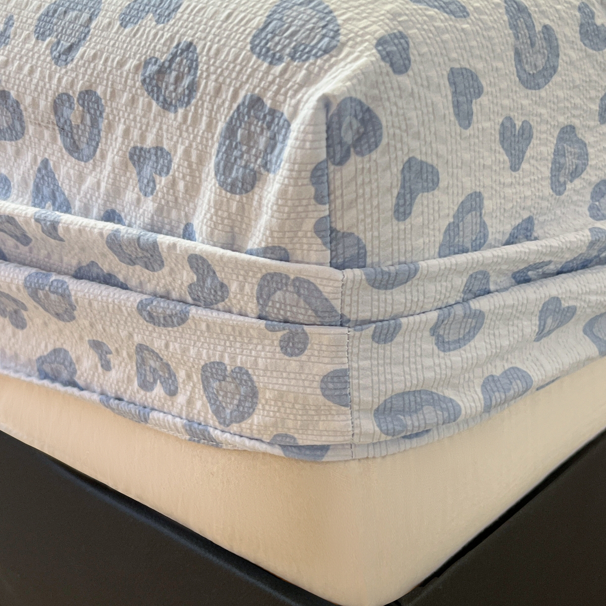 91家纺网 家纺一手货源 找家纺 韩巢家纺 2026新款豹纹泡芙纱单床笠热销款防滑床笠单件床笠单品 蓝调豹纹心