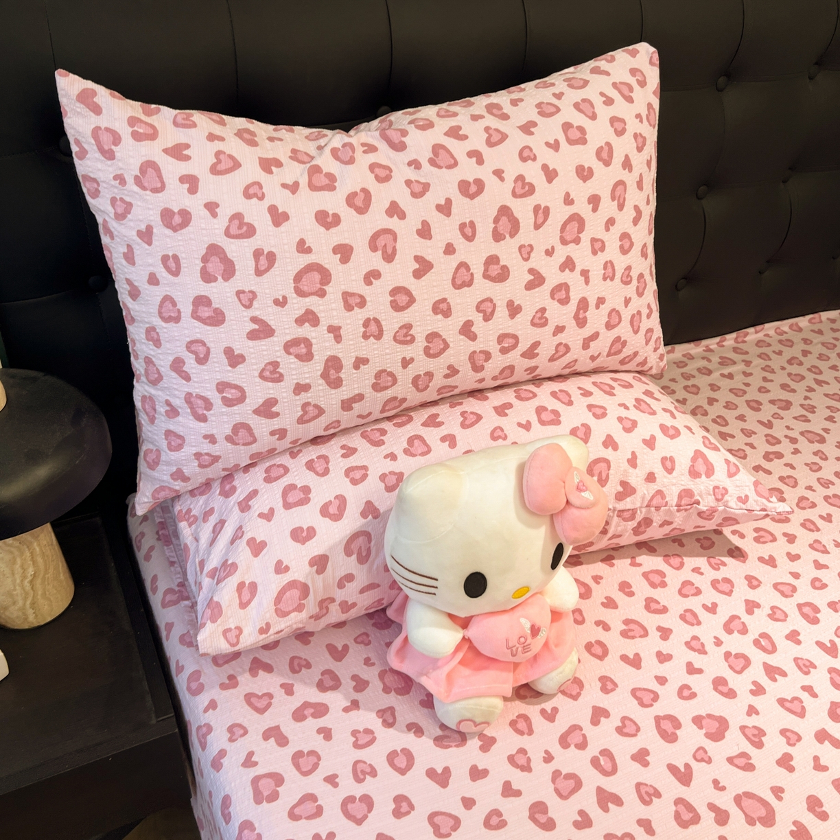 91家纺网 家纺一手货源 找家纺 韩巢家纺 2026新款豹纹泡芙纱单床笠热销款防滑床笠单件床笠单品 粉调豹纹心