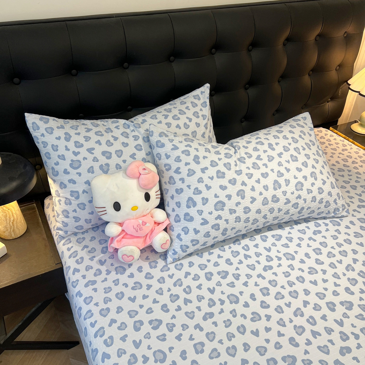 91家纺网 家纺一手货源 找家纺 韩巢家纺 2026新款豹纹泡芙纱单床笠热销款防滑床笠单件床笠单品 蓝调豹纹心