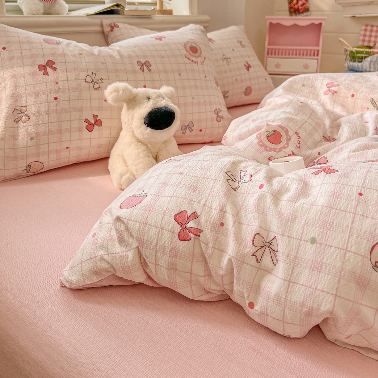 91家纺网 家纺一手货源 找家纺 金梦拉家纺 2026春夏新款云感双层纱皱皱纱系列四件套 蜜桃草莓