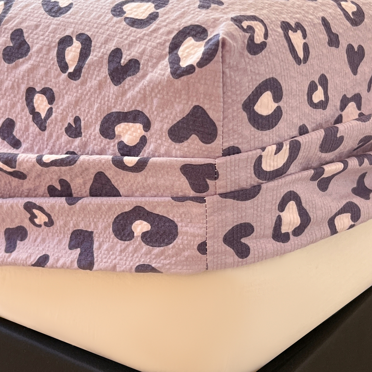 91家纺网 家纺一手货源 找家纺 韩巢家纺 2026新款豹纹泡芙纱单床笠热销款防滑床笠单件床笠单品 紫调豹纹心