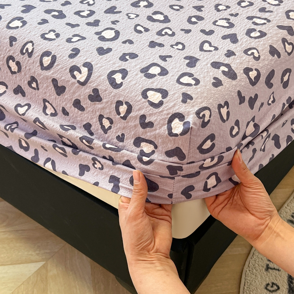 91家纺网 家纺一手货源 找家纺 韩巢家纺 2026新款豹纹泡芙纱单床笠热销款防滑床笠单件床笠单品 紫调豹纹心