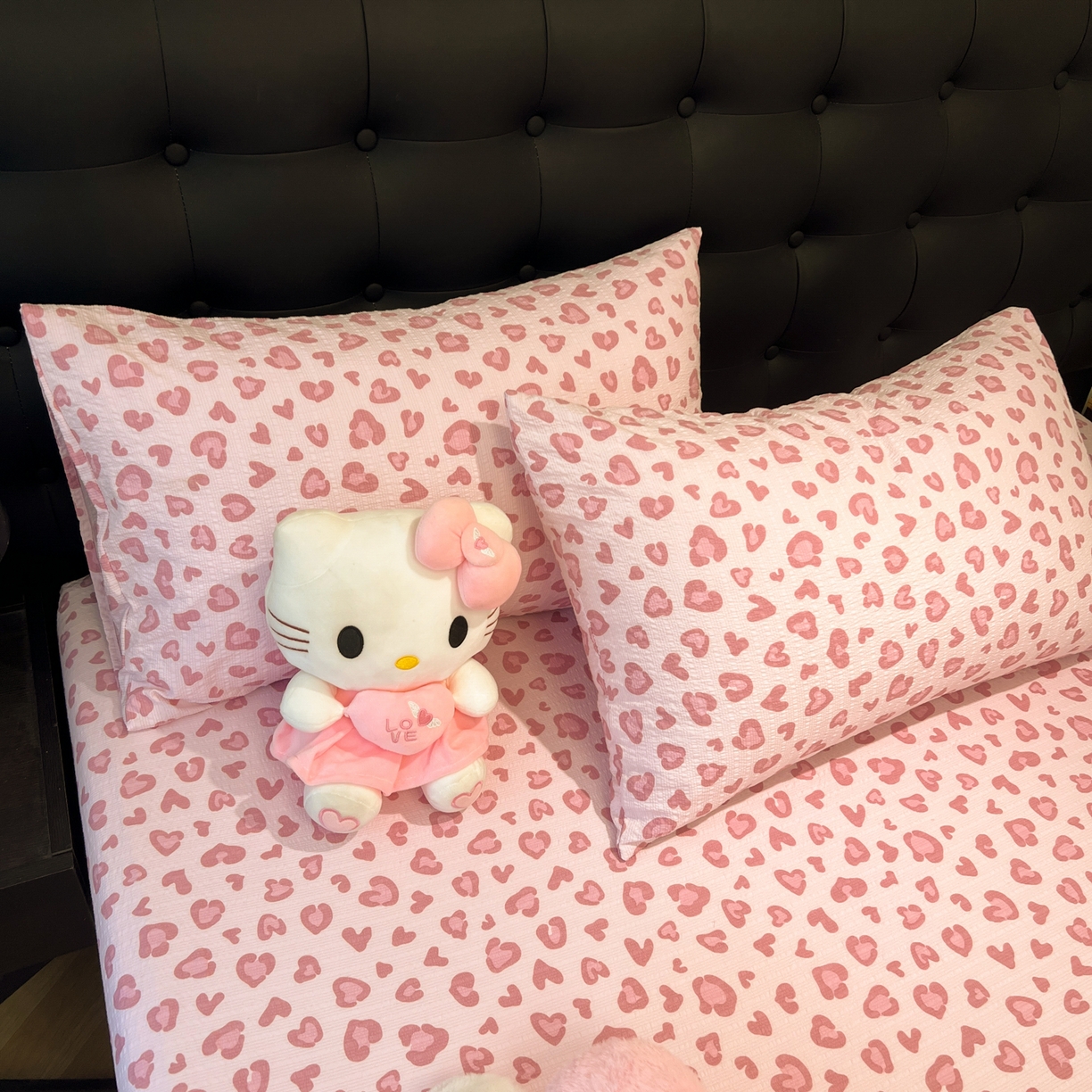 91家纺网 家纺一手货源 找家纺 韩巢家纺 2026新款豹纹泡芙纱单床笠热销款防滑床笠单件床笠单品 粉调豹纹心