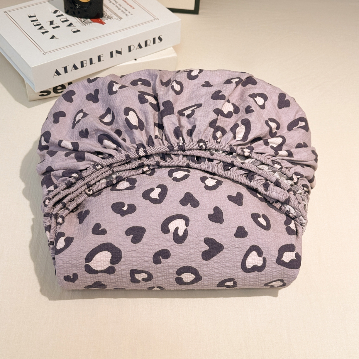 91家纺网 家纺一手货源 找家纺 韩巢家纺 2026新款豹纹泡芙纱单床笠热销款防滑床笠单件床笠单品 紫调豹纹心