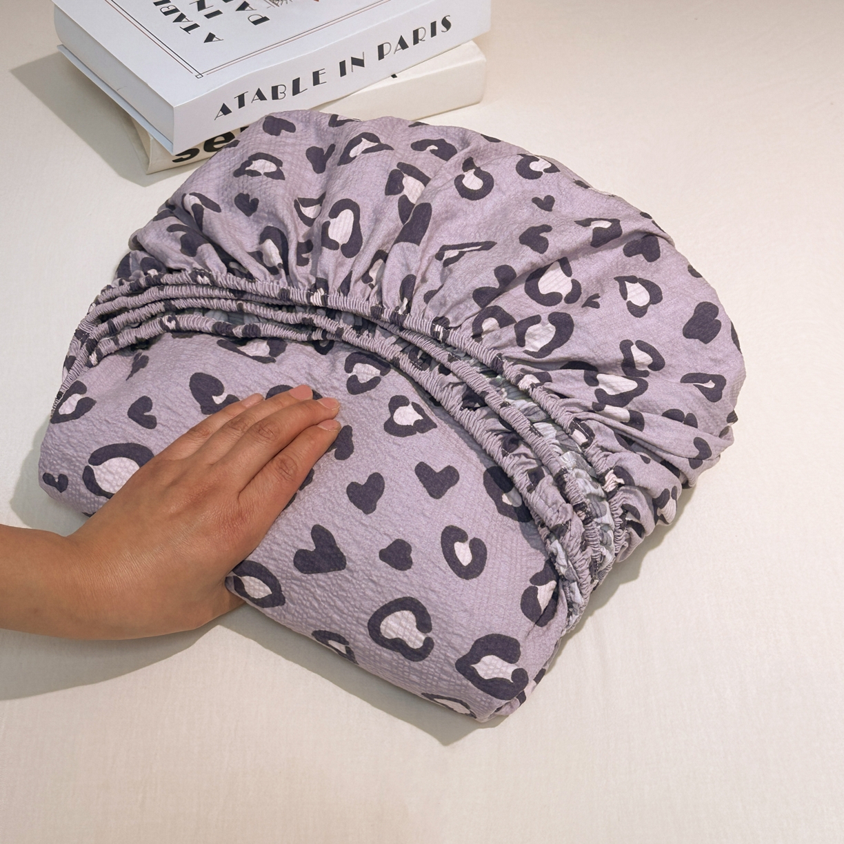 91家纺网 家纺一手货源 找家纺 韩巢家纺 2026新款豹纹泡芙纱单床笠热销款防滑床笠单件床笠单品 紫调豹纹心