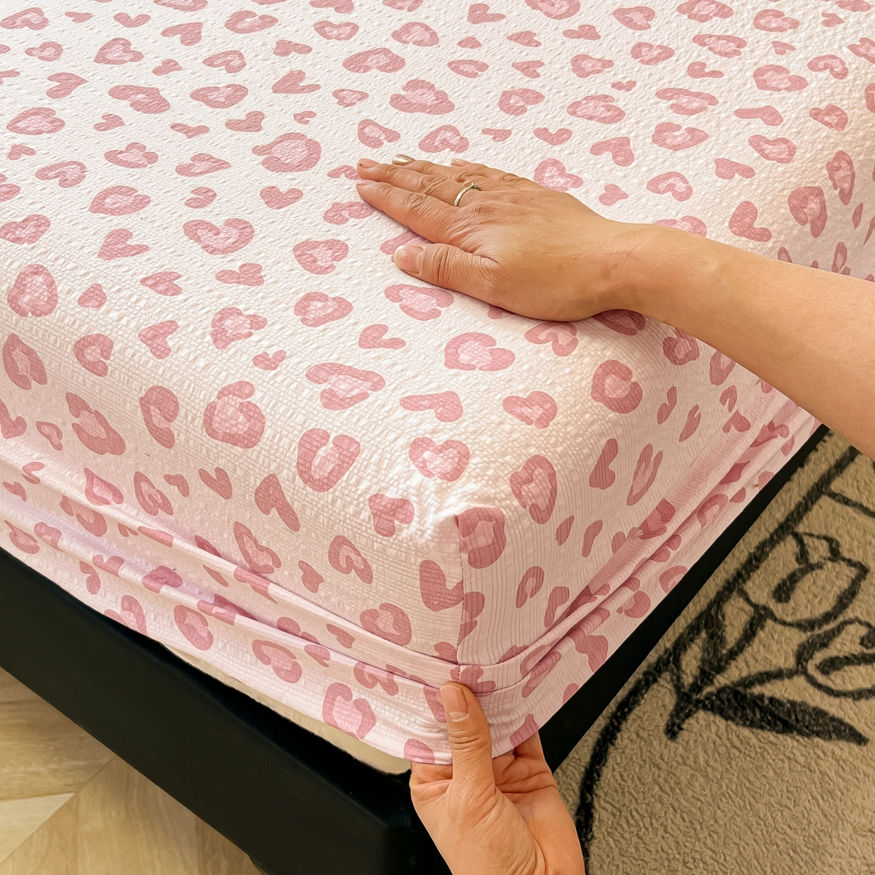 91家纺网 家纺一手货源 找家纺 韩巢家纺 2026新款豹纹泡芙纱单床笠热销款防滑床笠单件床笠单品 粉调豹纹心