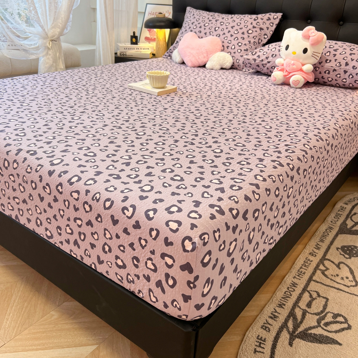 91家纺网 家纺一手货源 找家纺 韩巢家纺 2026新款豹纹泡芙纱单床笠热销款防滑床笠单件床笠单品 紫调豹纹心