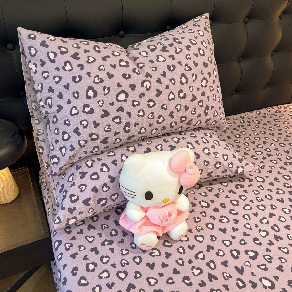 91家纺网 家纺一手货源 找家纺 韩巢家纺 2026新款豹纹泡芙纱单床笠热销款防滑床笠单件床笠单品 紫调豹纹心